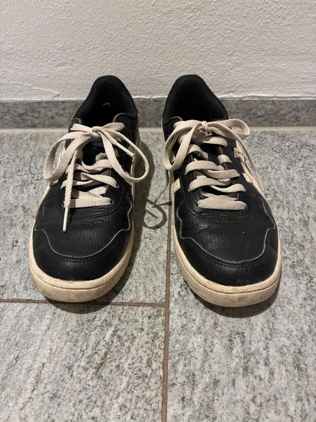 Asics Scarpe da donna: Asics Turnschuhe, Gr. 36, Schwarz/Creme – Usato da Meilen venduto da ari_yj75 2