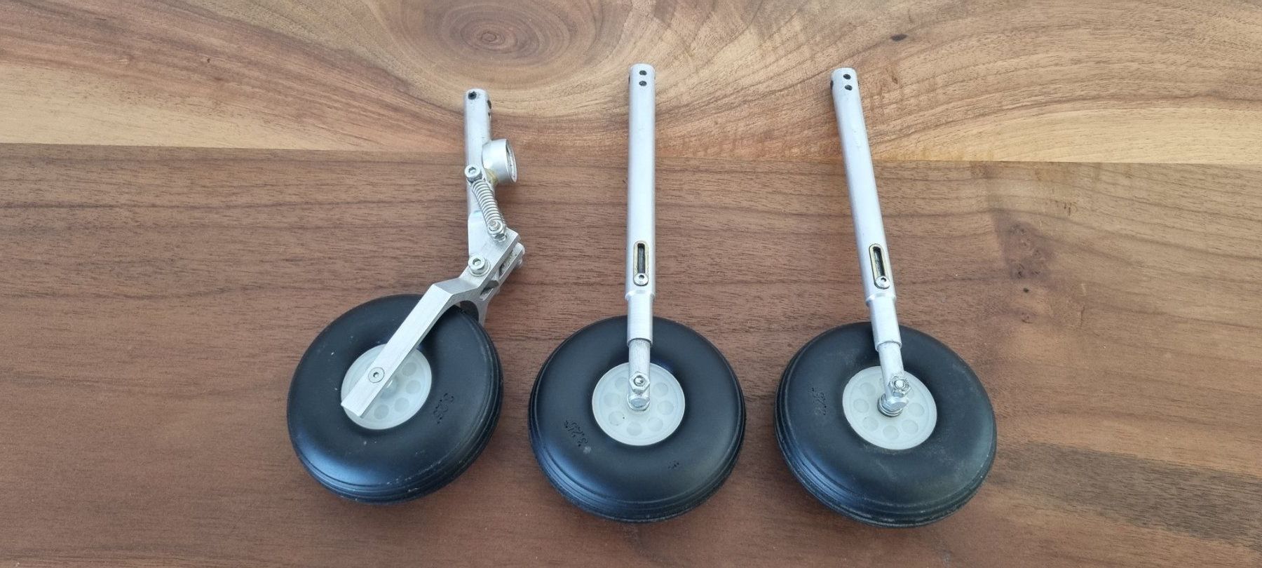 Modellismo RC: Modellflugzeugfahrwerk gefedert – Usato da Pfeffikon LU venduto da Andy1969 1
