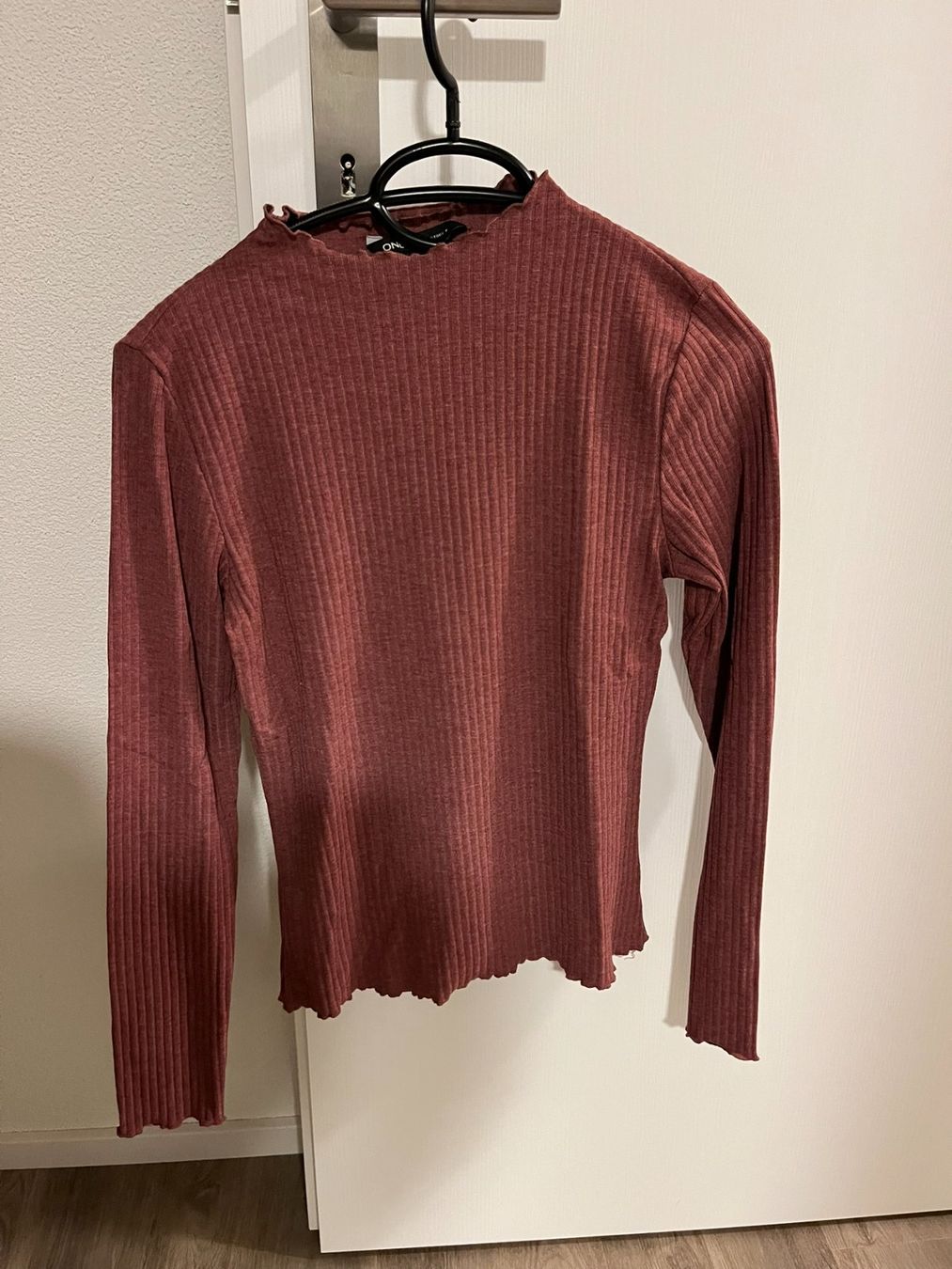 Only Pullover & Sweatshirts: Langarmshirt Only gerippt Grösse S – Gebraucht aus Erstfeld von imla_