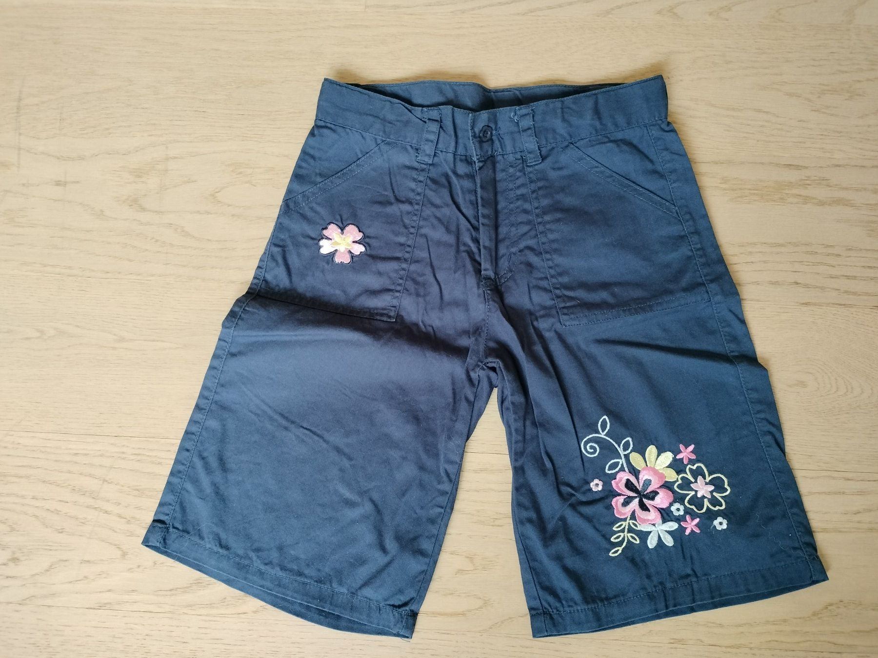 Pantaloni: Bermuda Hose Mädchen Grösse 122 – Usato da Neftenbach venduto da TheKringel
