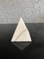 Marmor-Pyramide Briefbeschwerer