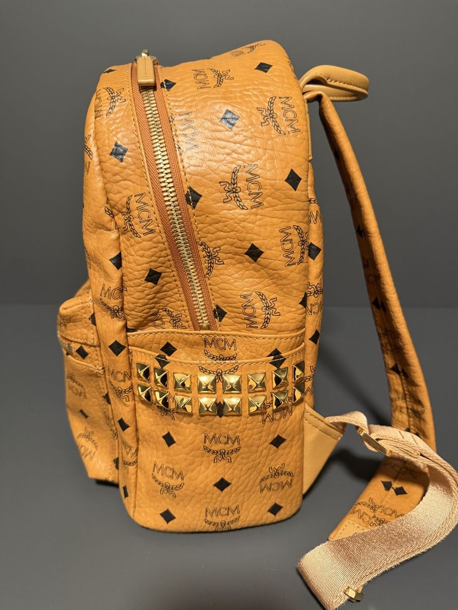 Mcm Zaini: MCM Stark Rucksack in Cognac mit Nieten – Nuovo (secondo la descrizione) da Zollikofen venduto da Danijela1983 3