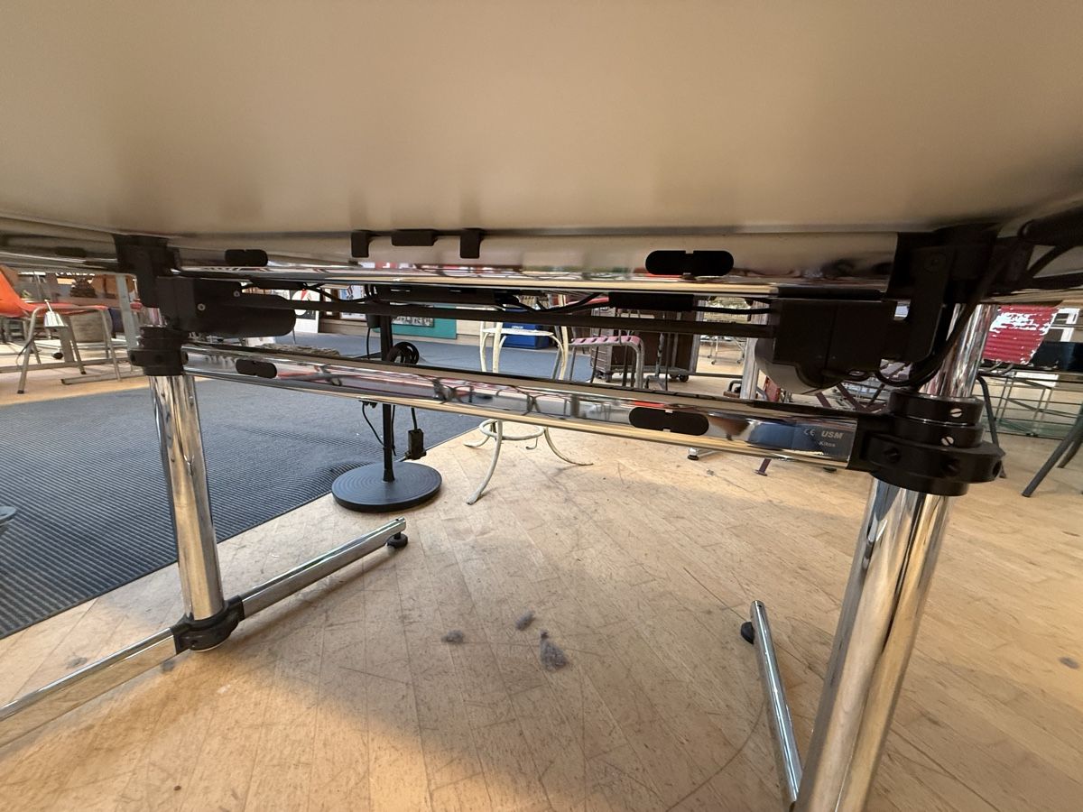 Schreibtische: Original USM Kitos E Schreibtisch – Elektrisch – Gebraucht aus Fulenbach von Annie.s_Mid_Century 6