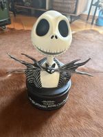 Jack Skellington Büste mit DVDs und Santa-Verkleidung
