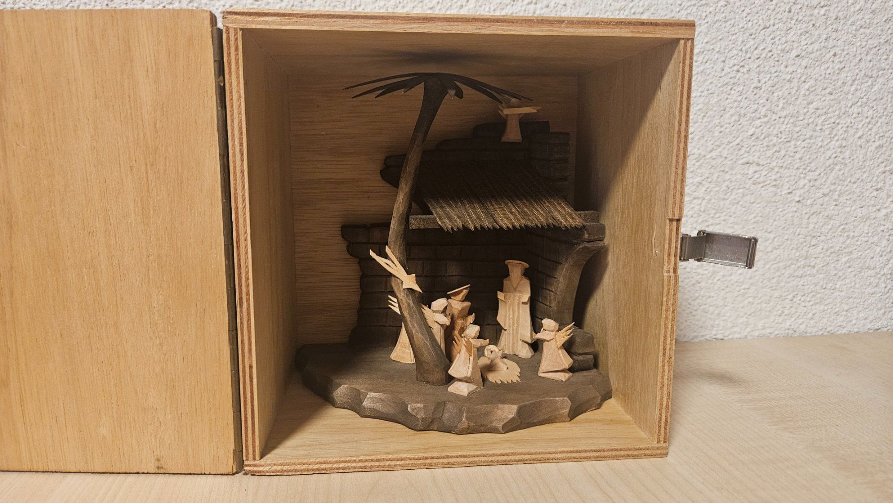 Toutes les décorations: Krippe, holzgeschnitzte Miniatur-Weihnachtskrippe mit Box – D'occasion à Jona par ASMARADO 4