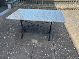 Gartentisch mit Marmorplatte und Gusseisen-Gestell