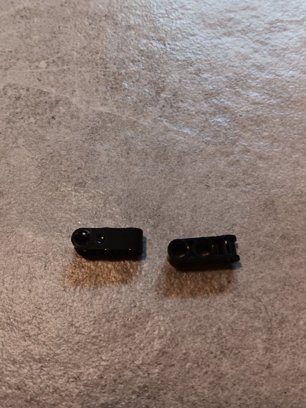 Lego Kit di costruzioni: Lego - Technic - Connection - 2 holes / 1 axis - Black - 10x – Usato da COLLOMBEY venduto da Lego80s