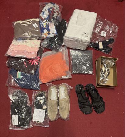 Lot Kleider & Schuhen neu 24 stk.