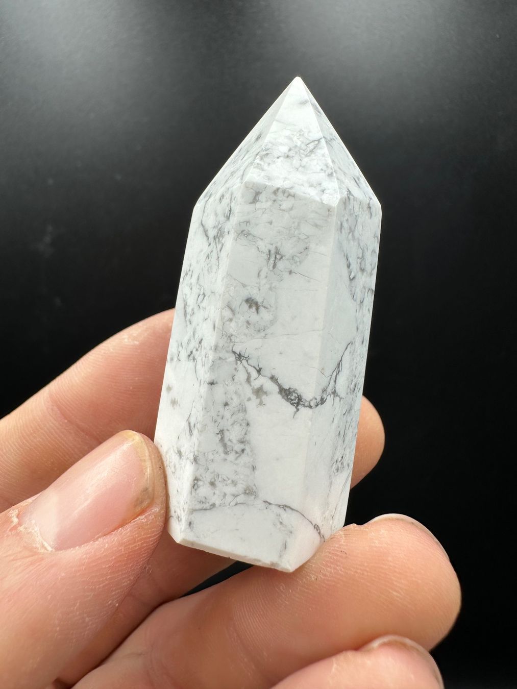 Minerali & Pietre curative: Weisser Howlith Obelisk, Spitze – Nuovo e nell'imballaggio originale da Männedorf venduto da Handschmeichler