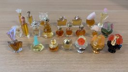 Lot de 23 petits flacons de parfum
