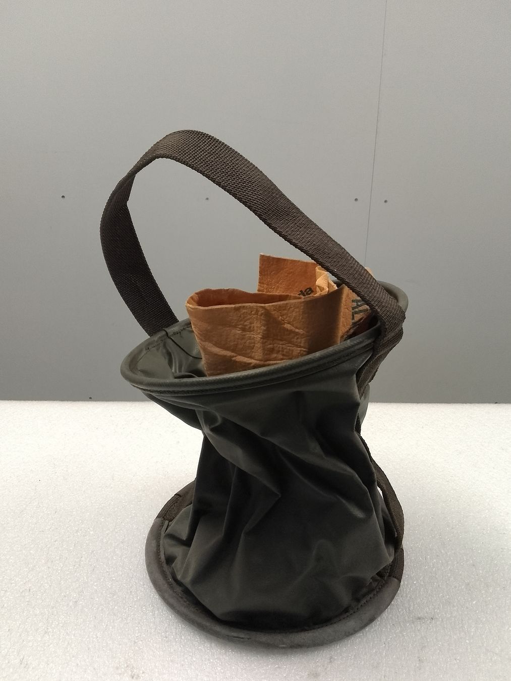 Töpfe: Faltbarer Militär-Eimer, olivgrün mit Leder. – Gebraucht aus Trubschachen von Caddy8 1