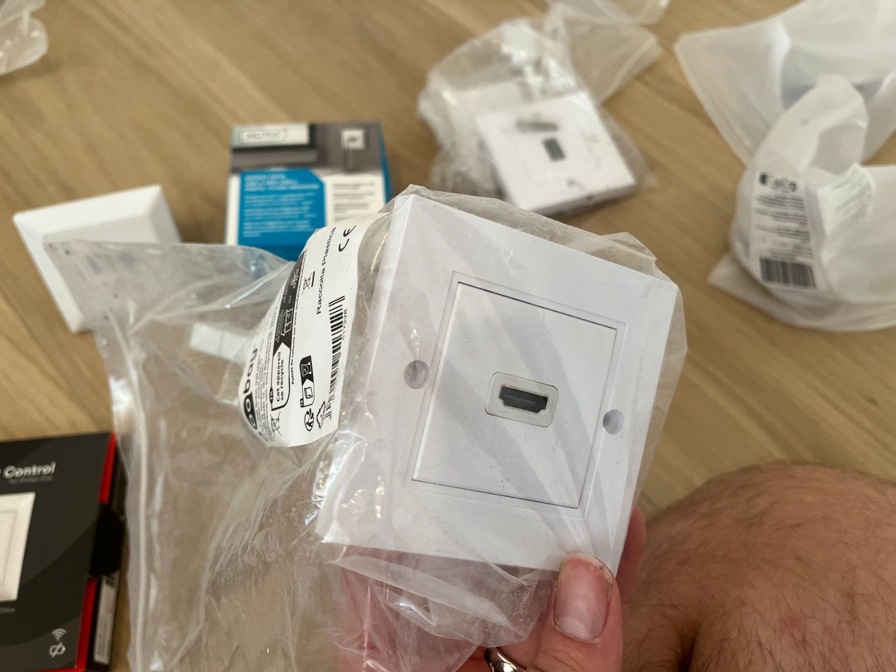 Spine: 5x HDMI Wanddose, 2x Digitus USB A & USB C Wanddose – Usato da Frauenfeld venduto da Hv 6