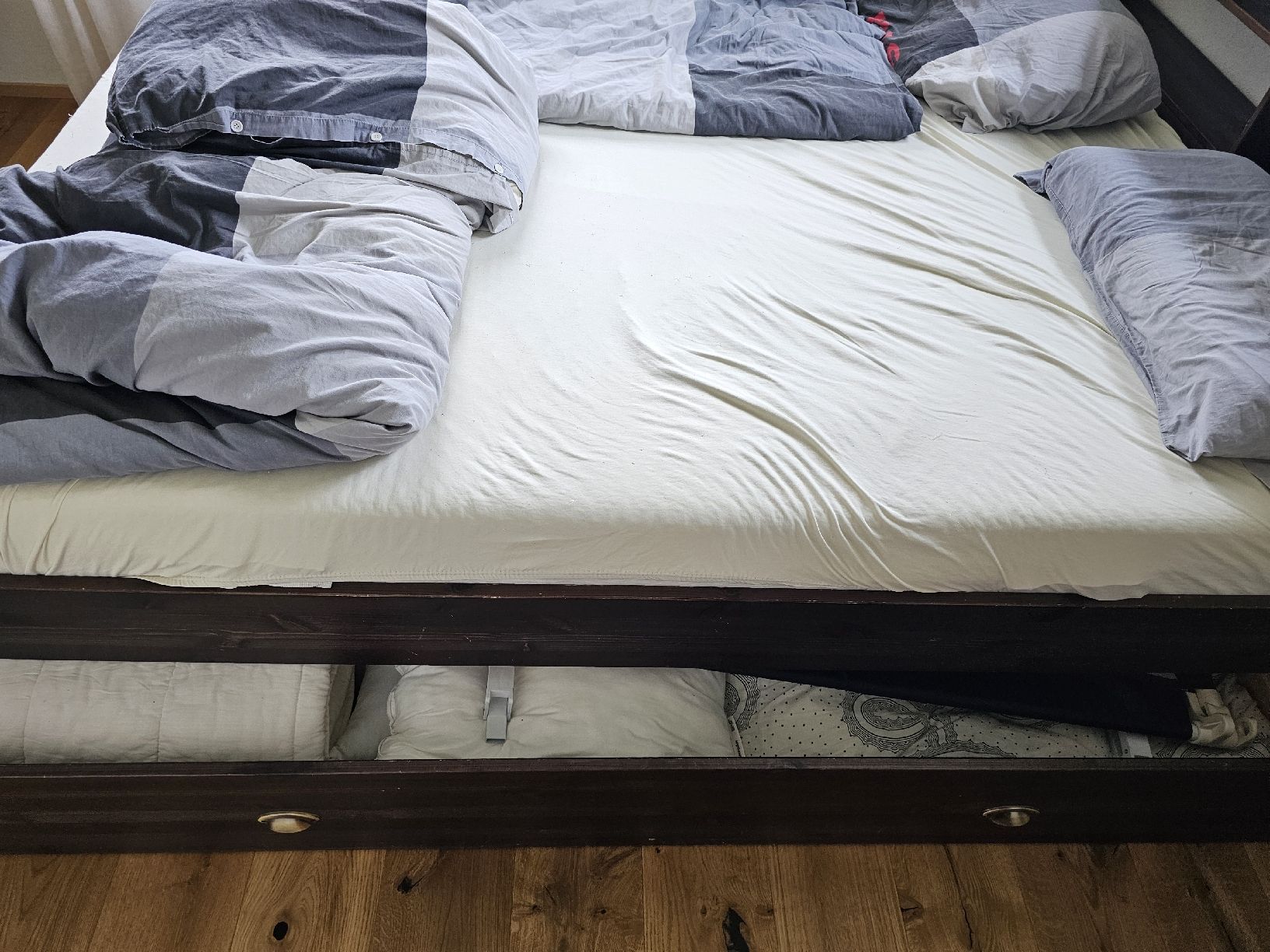 Betten: Doppelbett Echtholz dunkel mit Schubladen und Ablagefläche – Gebraucht aus Wagenhausen von veraputzig 4