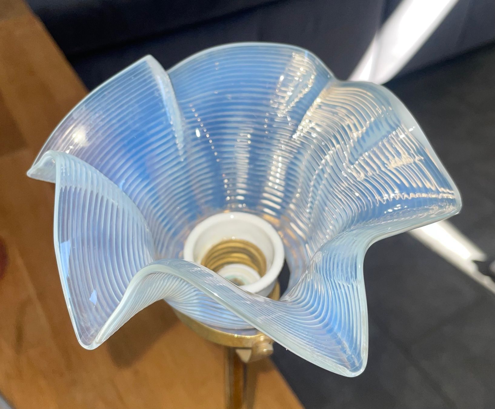 Lampen: Antike Tischlampe Jugendstil Opalglas mit Messingfuss – Gebraucht aus Büsserach von Urkundenflora 5