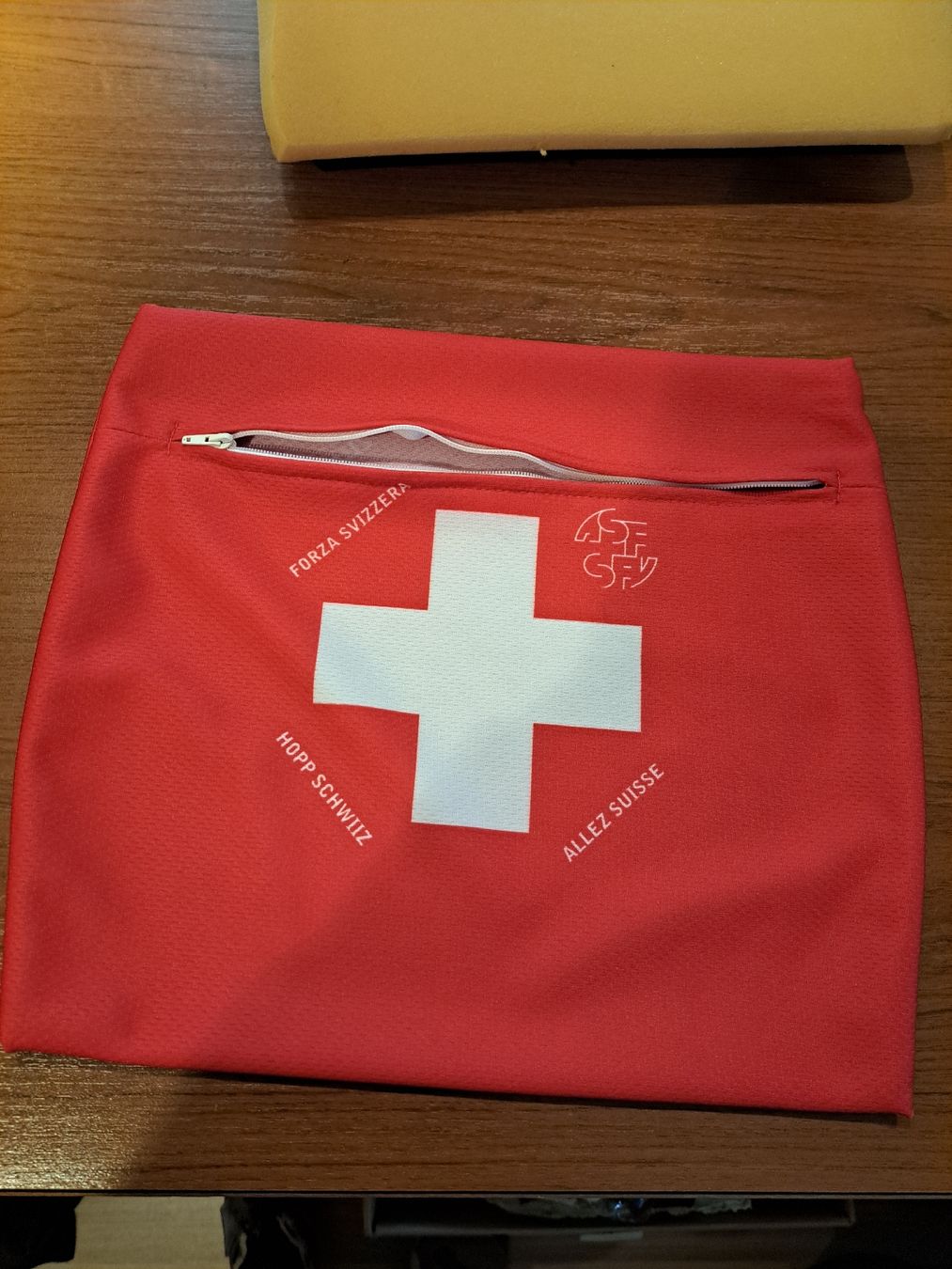 Kissen: Autokissen "Hopp Schwiiz"- Rot/Weiss – Gebraucht aus Rafz von MuriFinn 2