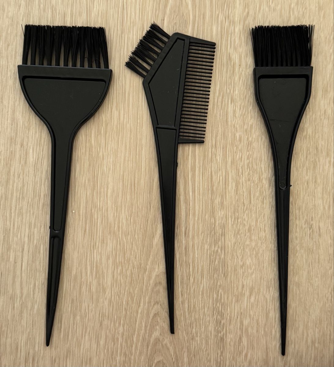 Sonstige Haarpflege: 3x Haarfärbepinsel mit Kamm neu – Gebraucht aus Neerach von irasan