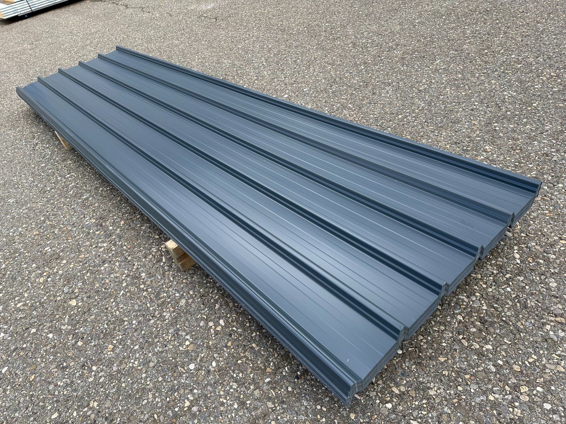 Sonstige Baumaterialien: Dachblech Länge 2.50 m RAL 7016 / Preis 22.-- pro m2 – Neu (gemäss Beschreibung) aus Wiedlisbach von isopaneel