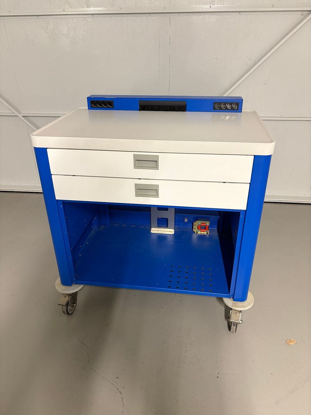 Tische: Mobiler Labor Arbeitstisch b960/t620/h690 – Gebraucht aus Dornach von Hofleur
