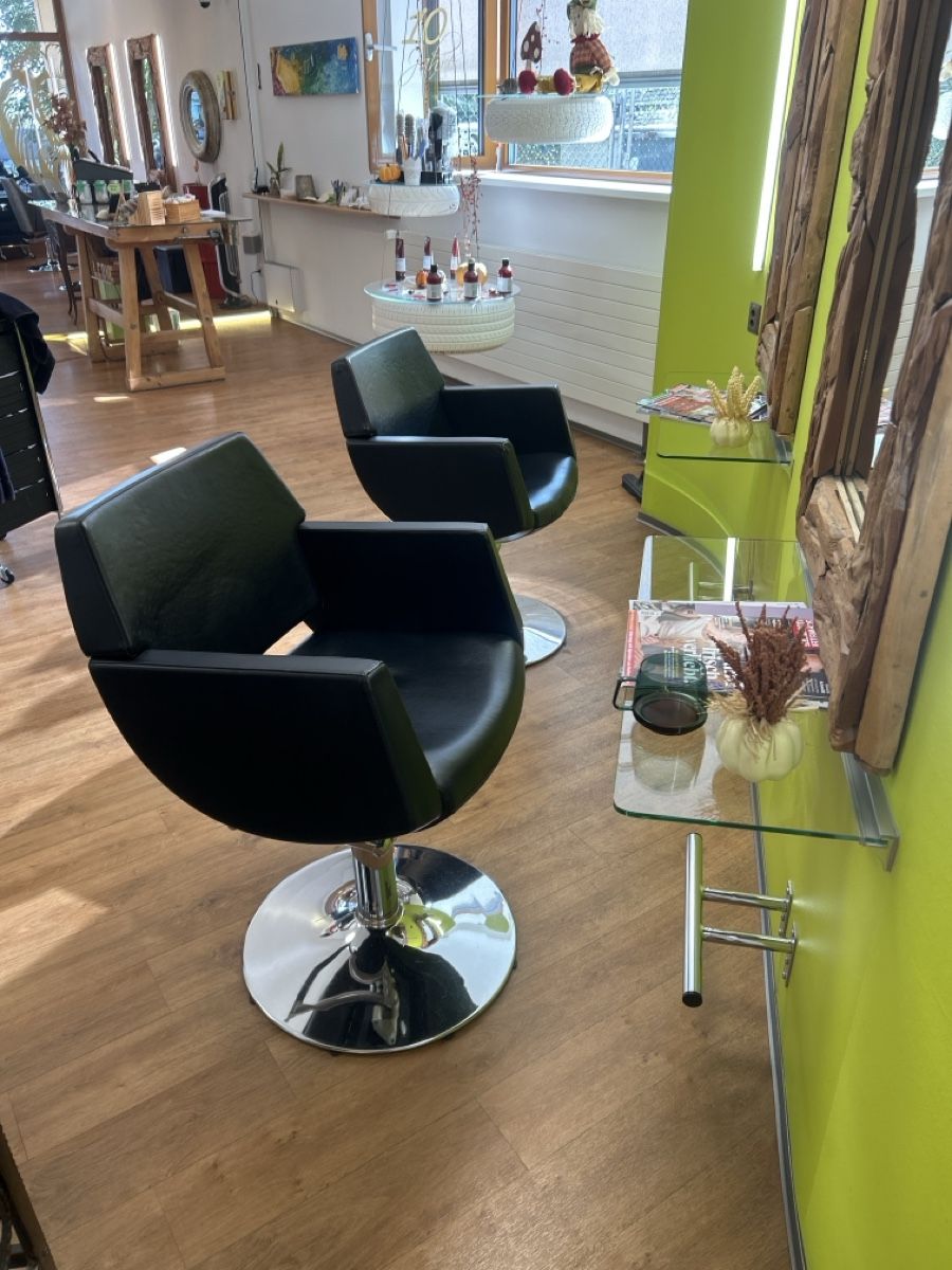 Stühle: 6 Friseurstühle Coiffeurstühle – Gebraucht aus Matzendorf von Fla5 5