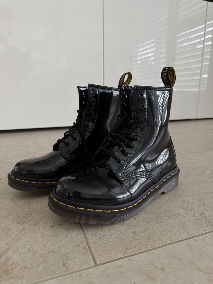 Dr. Martens Damenschuhe: Dr. Martens Lackleder Boots (38) – Gebraucht aus Triesen von antonellaaa_