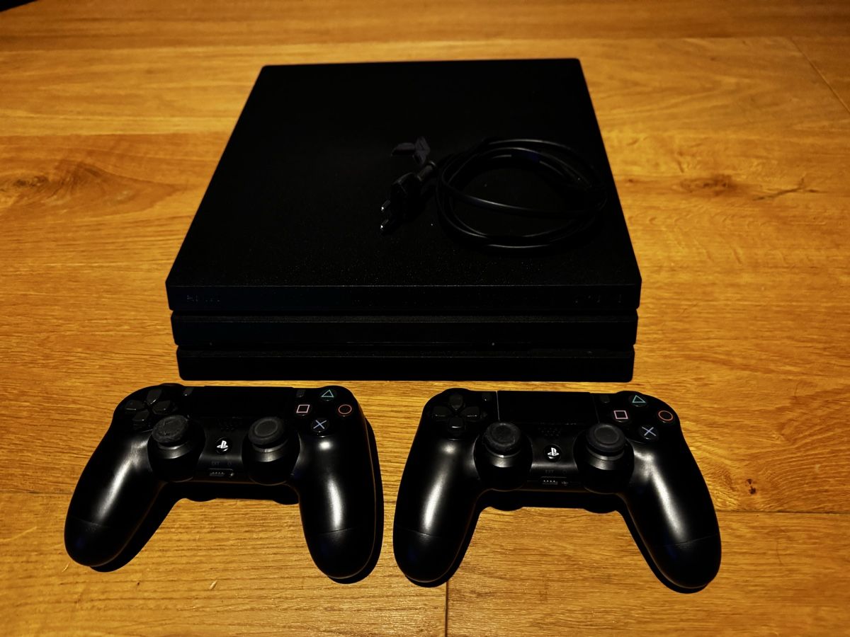 Sony Konsolen: Sony Playstation 4 Pro 1TB, 2x Dualshock wireless controller – Gebraucht aus Zürich von 1cut2