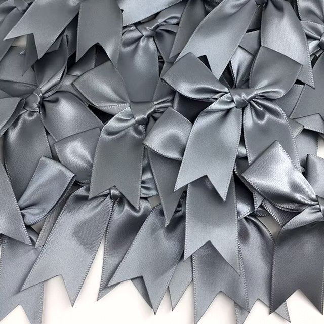 Nastri decorativi: Geschenk Schleifen Silber, 10 Stk. – Nuovo e nell'imballaggio originale da Weinfelden venduto da salehouse
