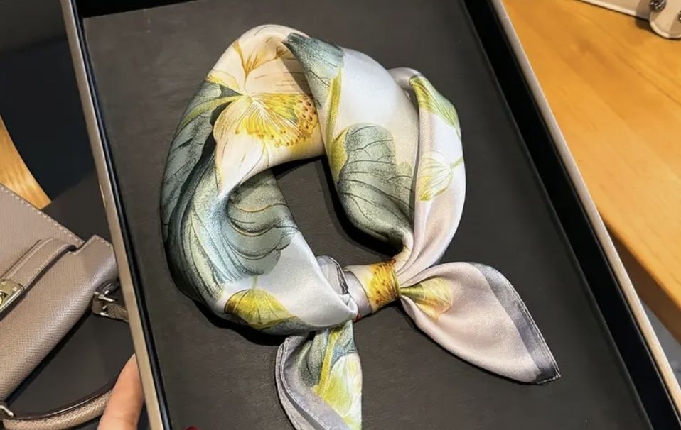 Foulards & écharpes: Silk scarf – Neuf avec emballage d'origine à Rapperswil SG par Gemstonebyyo 3