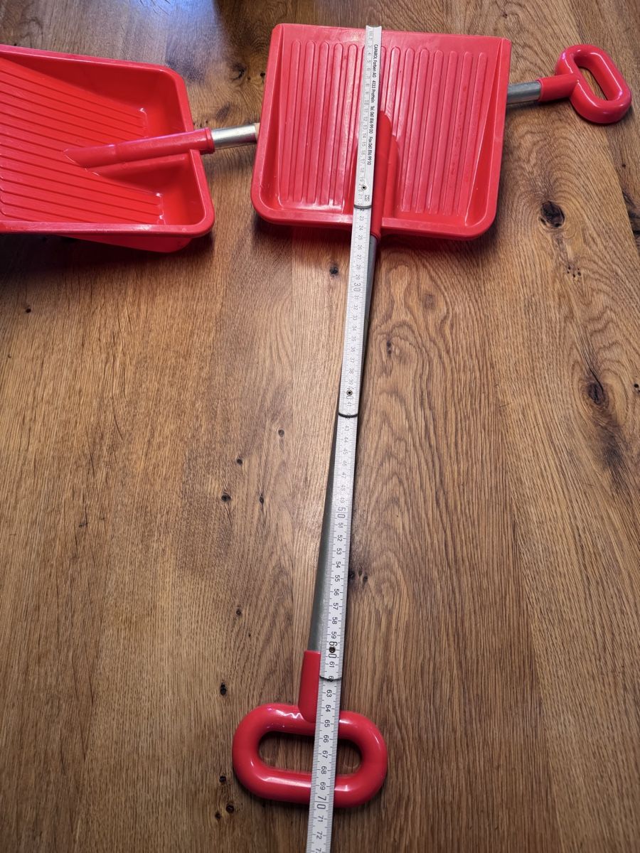 Alle Werkzeuge: 2 Kinder Schneeschaufeln ca 70cm  – Gebraucht aus Niederbüren von Oetschli 2