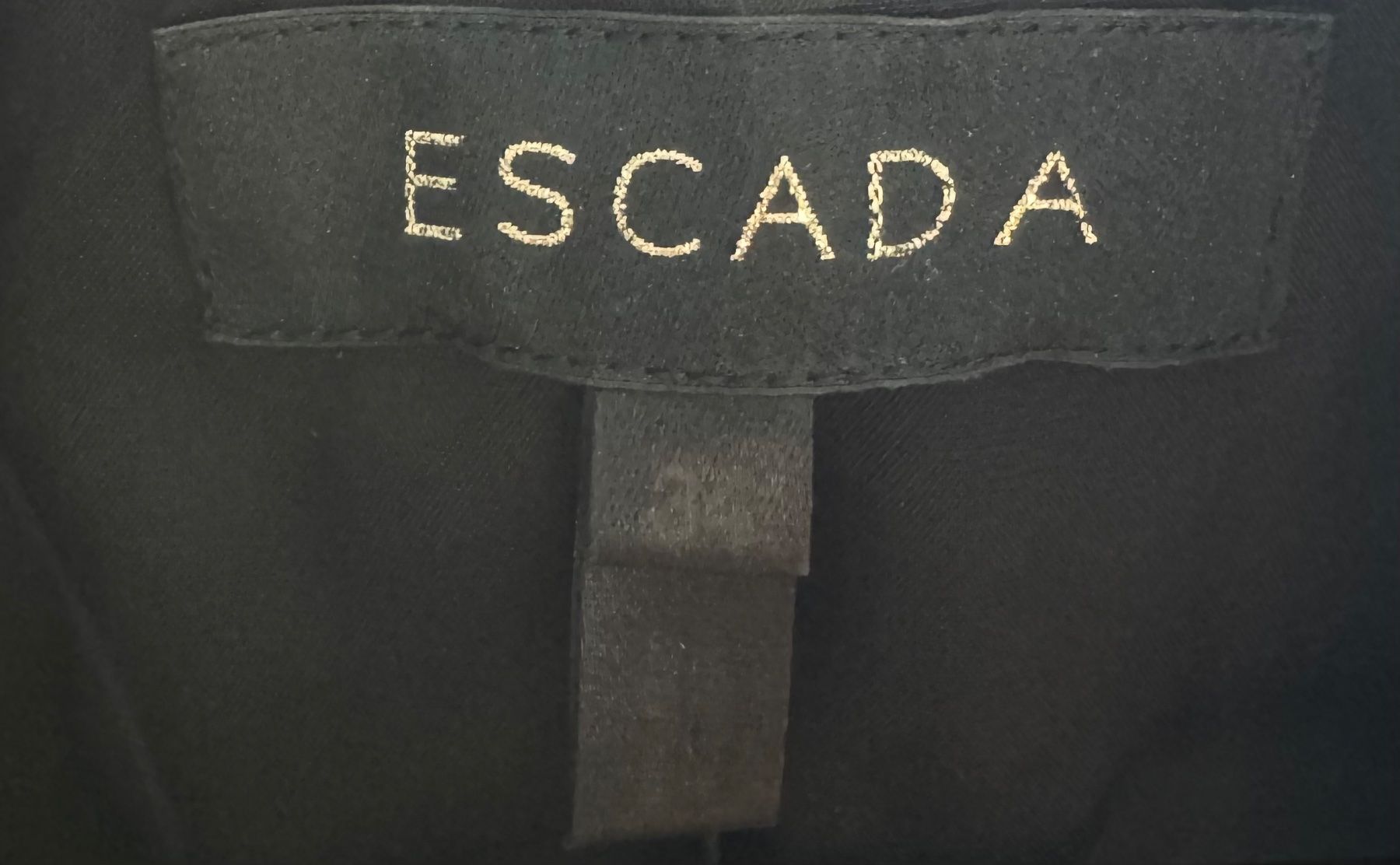 Escada Giacche: Escada Samt Blazer Schwarz mit Schleife Verschluss – Usato da Emmen venduto da sin_9c9b 5