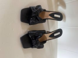 H&M schwarze Mules / Pantoletten mit Absatz – Grösse 42