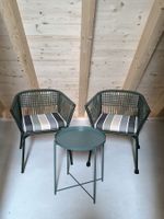 Gartenstühle mit Kissen und Tisch