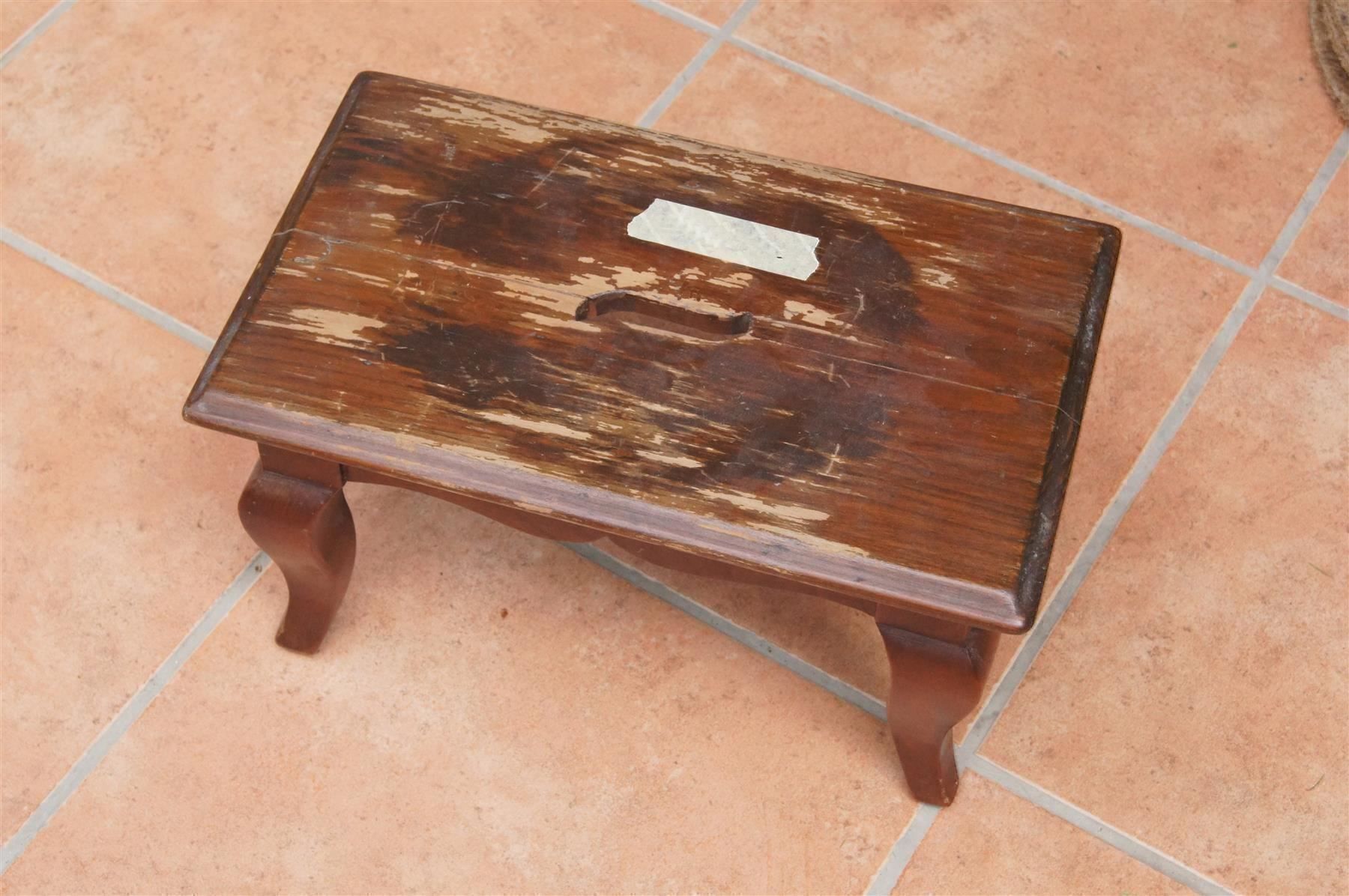 Hocker: Antiker Schemel – Gebraucht aus Geroldswil von ARTEFACTO 4