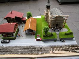 Module 2 HOm Jolie église avec maison et rail Peco