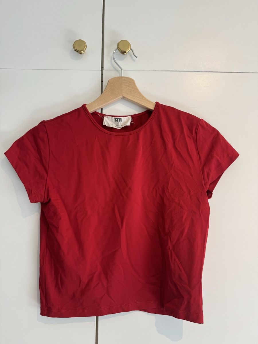 Stradivarius T-shirt: Tshirt Stradivarius rouge élastique - Taille L – Usato da Genève venduto da sar_852v