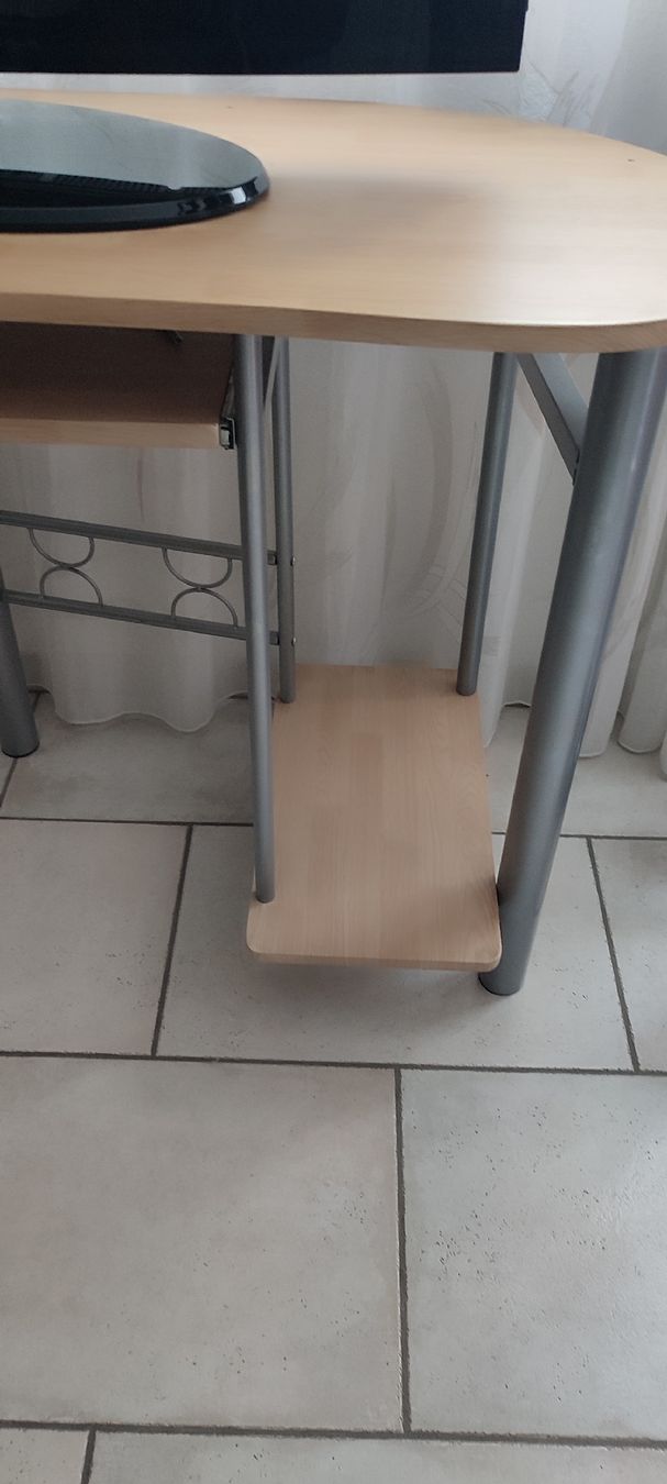 Scrivanie: Gut erhaltene Bürotisch/ Computertisch mit Ablagefächer. – Usato da Biel/Bienne venduto da ruggi03 1
