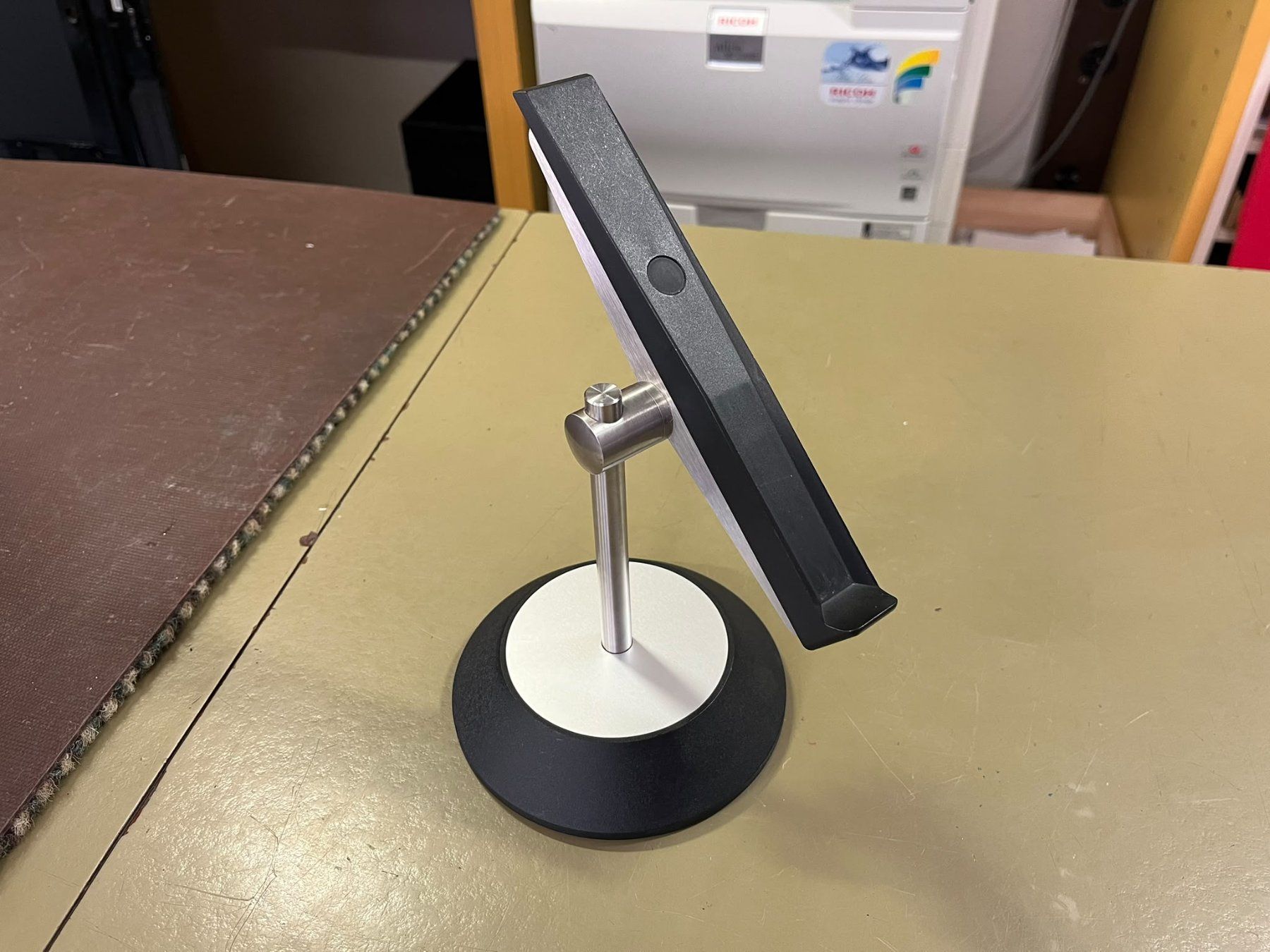 Bang & Olufsen Supporti a parete: Bang & Olufsen BeoRemote 1 Desk Stand – Usato da Lachen SZ venduto da fma8852 1