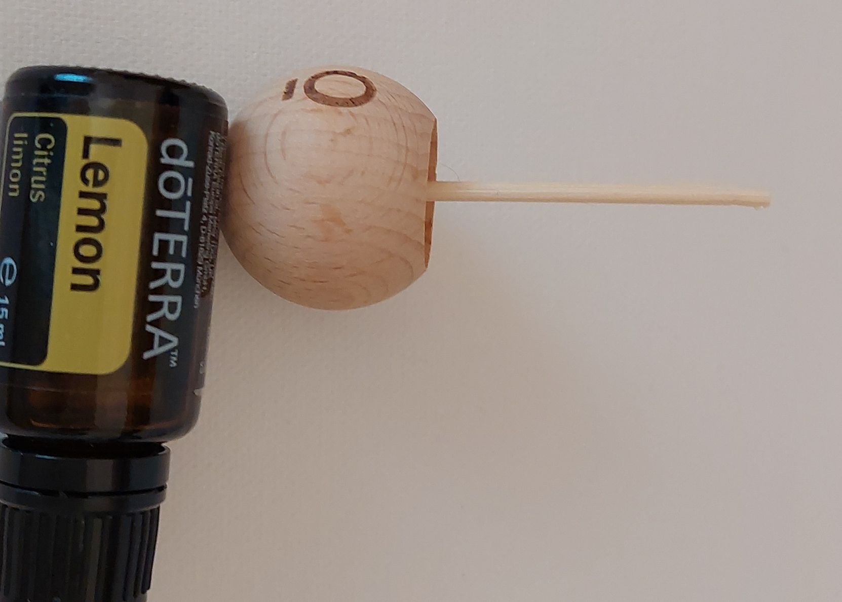 Doterra Oli essenziali: Holzdiffuser für ätherisches Öl Lemon 15ml dōTerra – Nuovo e nell'imballaggio originale da Gwatt (Thun) venduto da Letzte-Chance-II 1