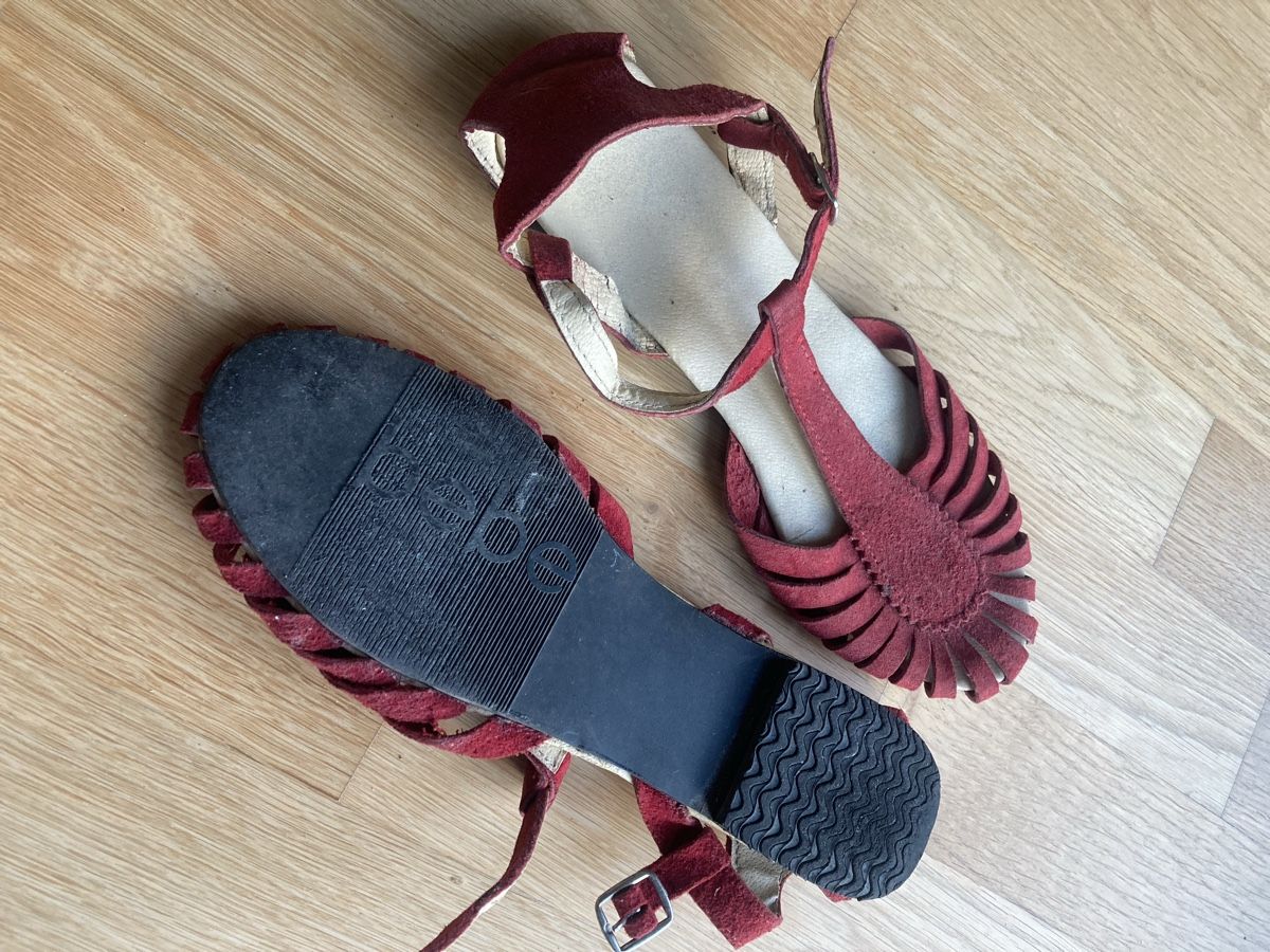 Damenschuhe: Rote Sommersandalen Gr. 39 Wildleder – Gebraucht aus Zürich von beckybron 1