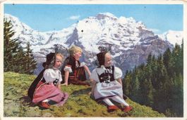 Berner Oberland – Kinder in Tracht mit Blick auf die Jungfra