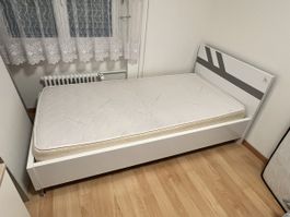 Bett mit Matratze
