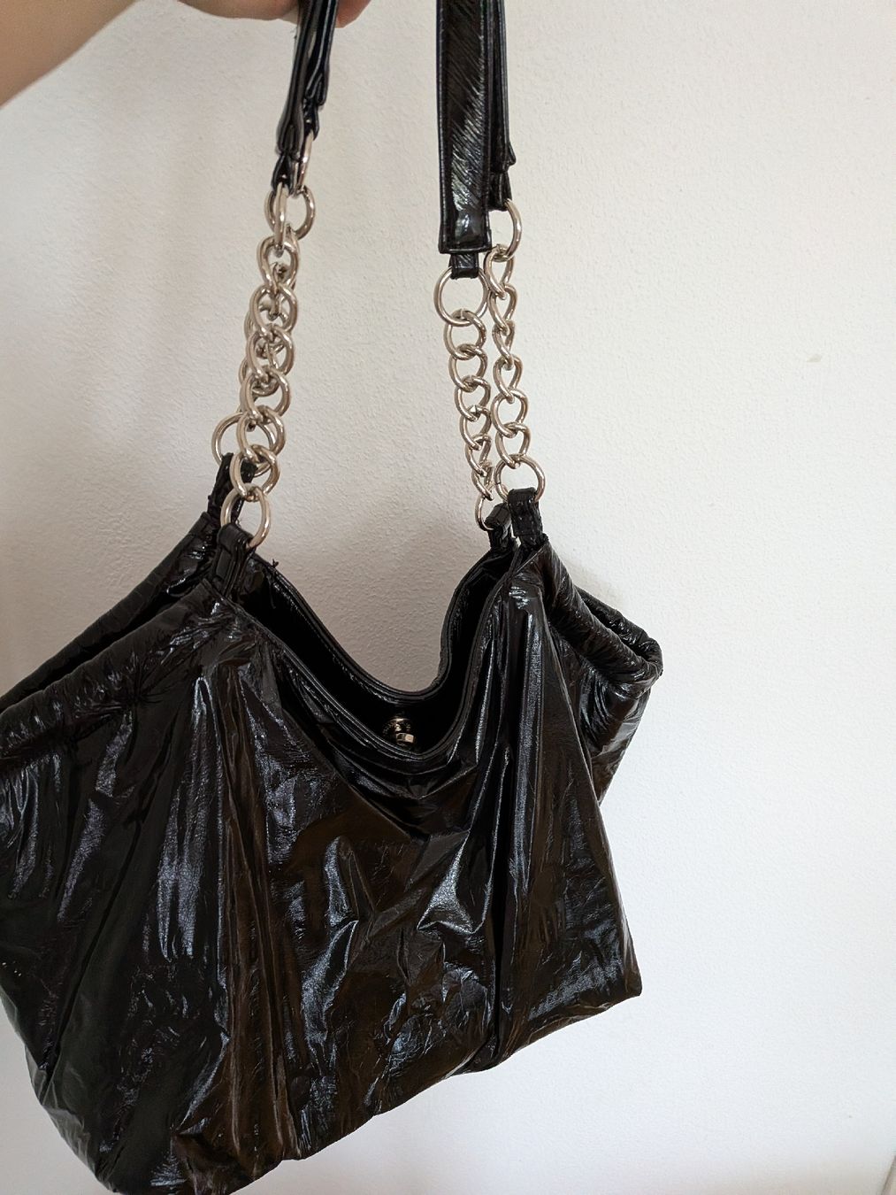 Sacs femmes: Schwarze Lack  glänzende Schultertasche  – D'occasion à Basel par JJ.Elena 1