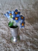 Herziges sehr altes Väseli aus Zinn mit Blumen, Puppenhaus