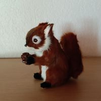 Figurine en fourrure écureuil roux décoratif