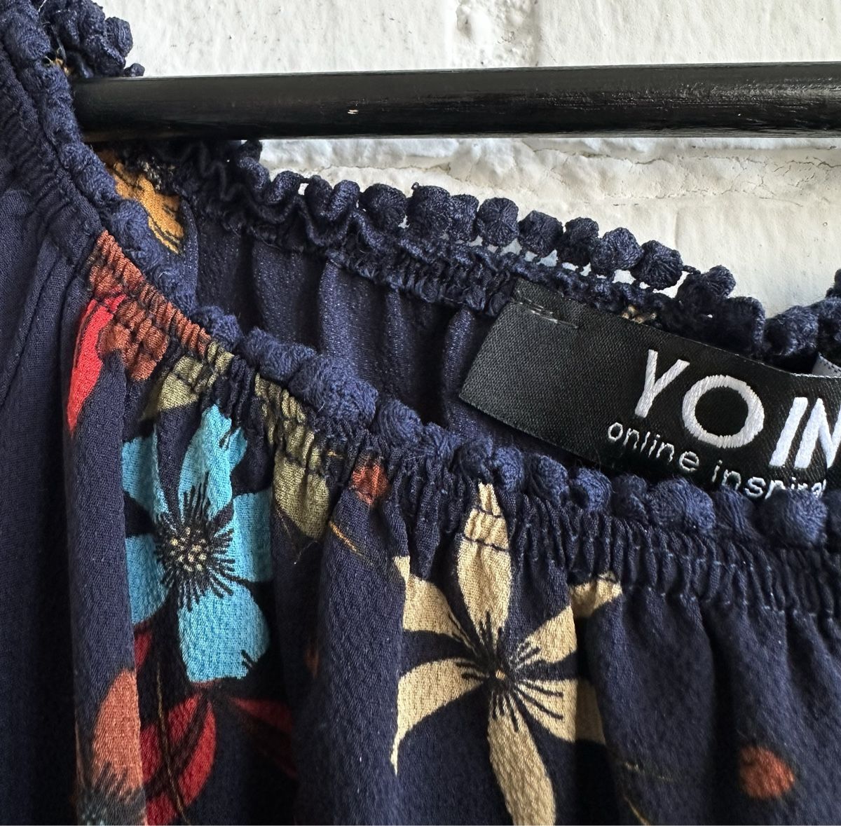 Tute: Dunkelblauer, kurzer Jumpsuit mit Blumenmuster von Yoins – Usato da Bern venduto da Fraeuleinhonig 5