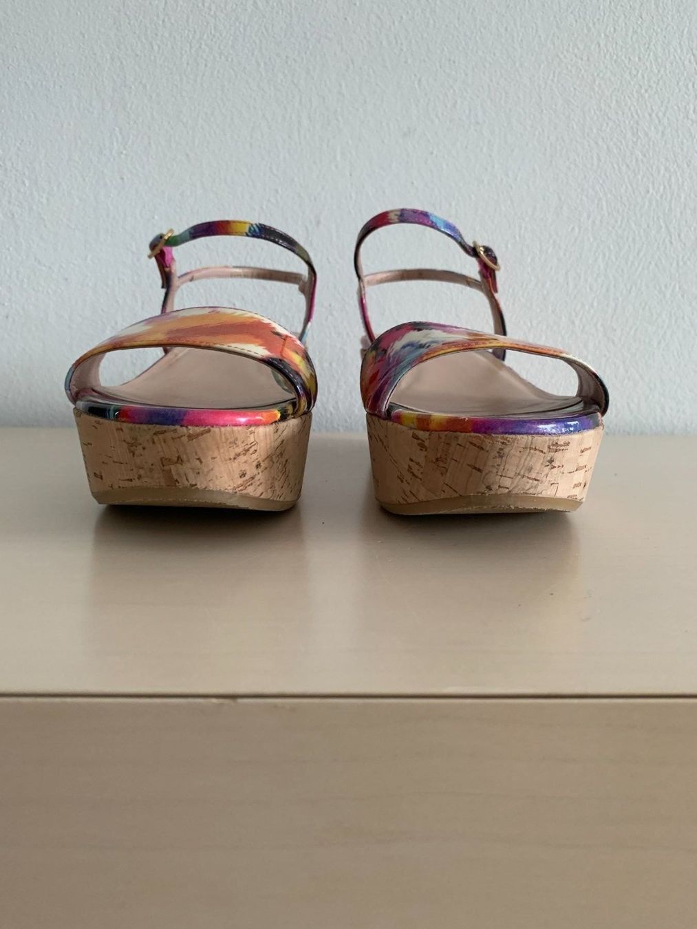 Stuart Weitzman Scarpe da donna: STUART WEITZMAN: Edle florale Lackleder Sandale, 37,5 – Nuovo (secondo la descrizione) da Luzern venduto da designluzern 8