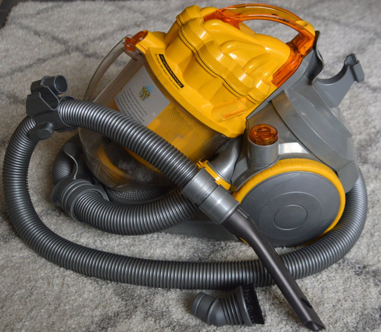 Dyson Staubsauger & Zubehör: Dyson DC08 Staubsauger / aspirateur – Gebraucht aus Collonges von  1