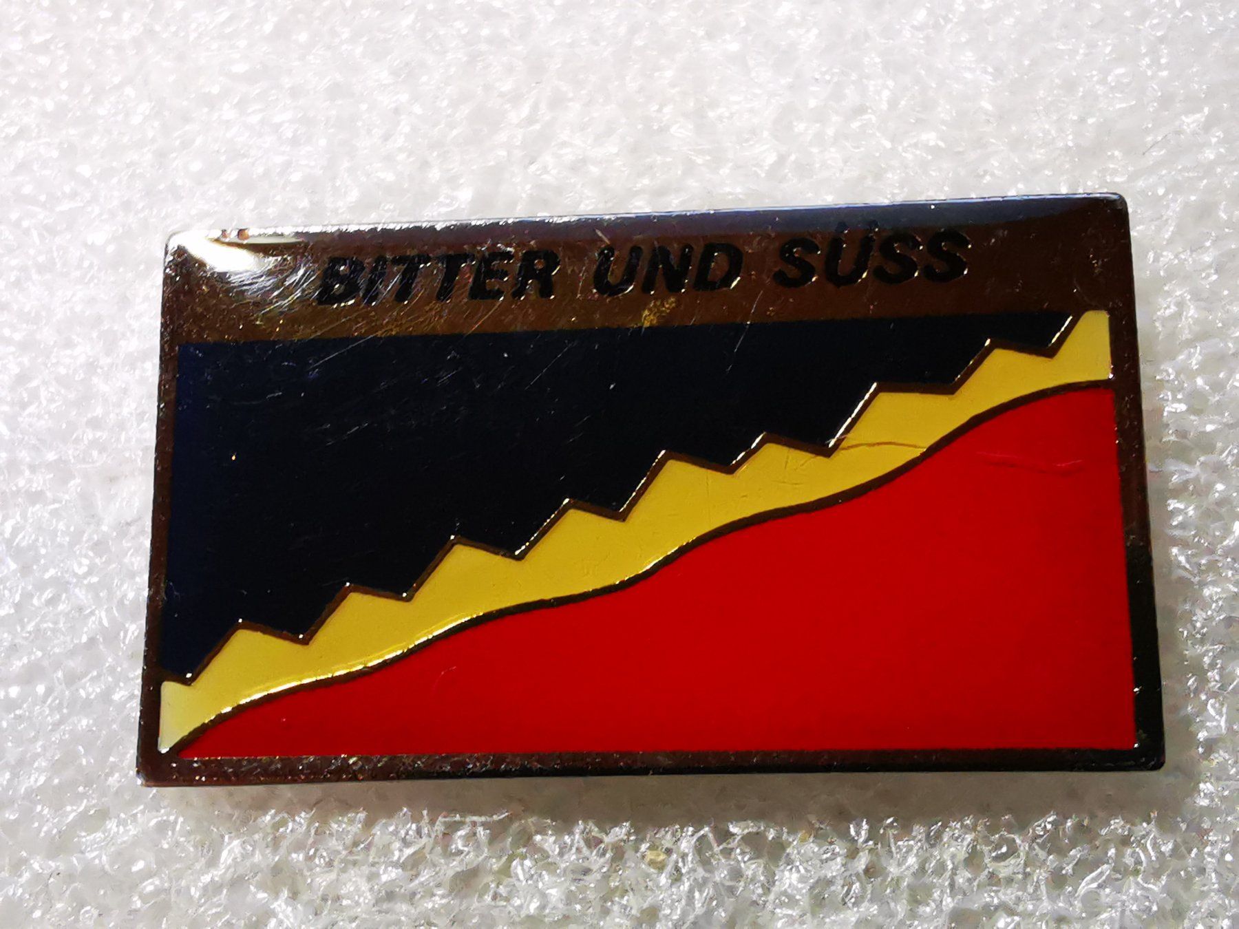 Placchette & Badge: Ansteckpin 29: Bitter und süss – Usato da Oppligen venduto da Pin-Fall-Shop