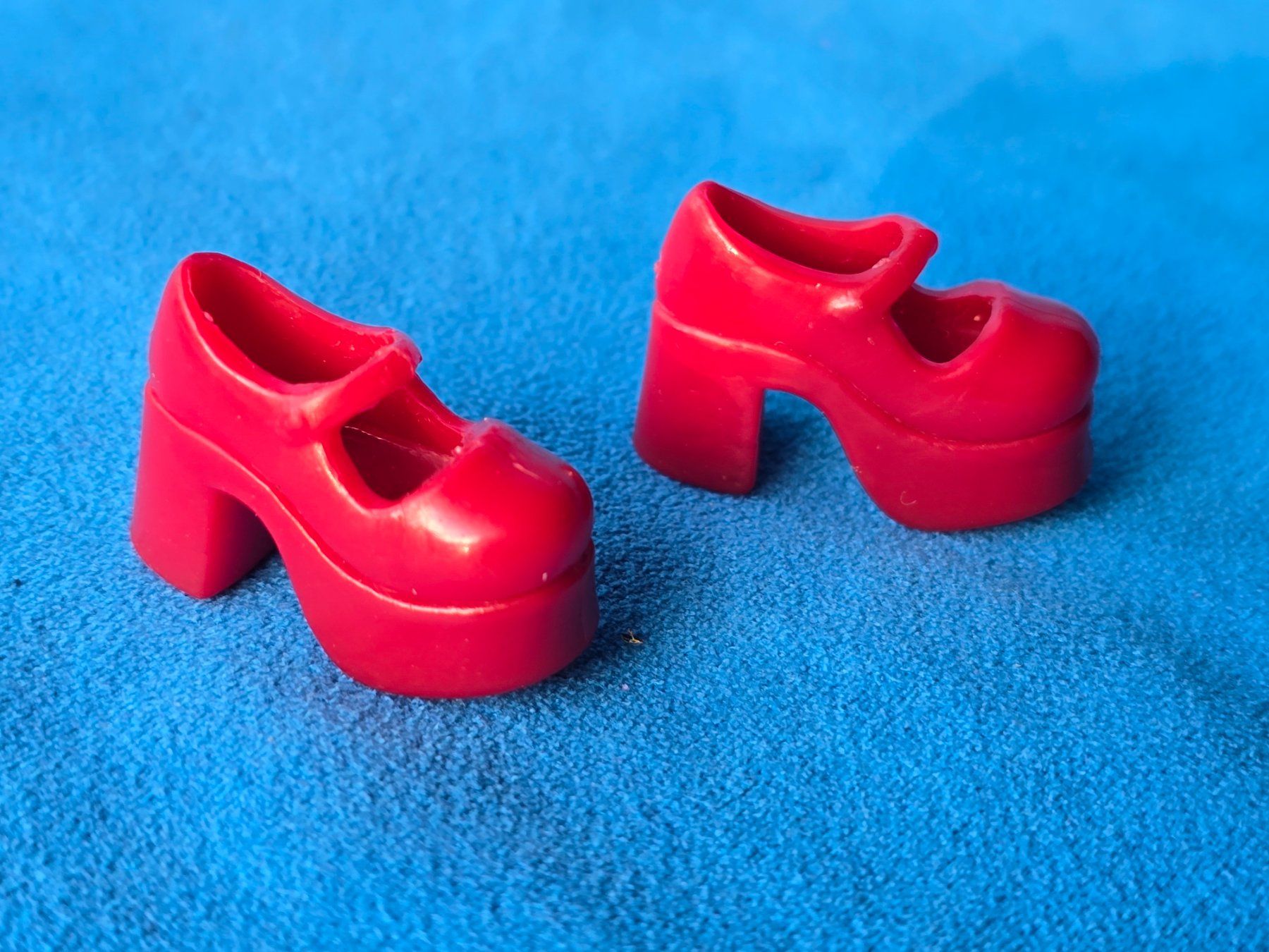 Giocattoli: Chaussures poupée rouge plateforme talon – Usato da versoix venduto da moonkey02