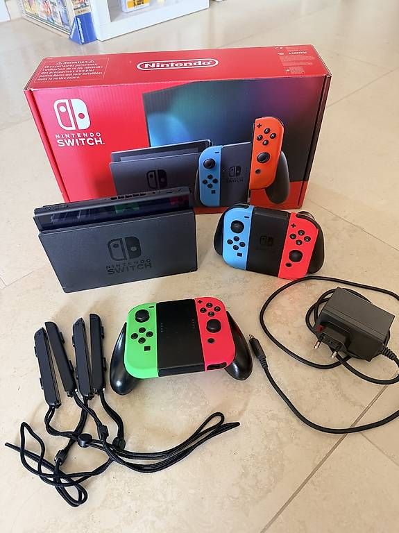 Nintendo Console: Nintendo Switch Set  Konsole, 4 Joy-Cons & 4 Spiele – Usato da Solothurn venduto da jolly_vrs