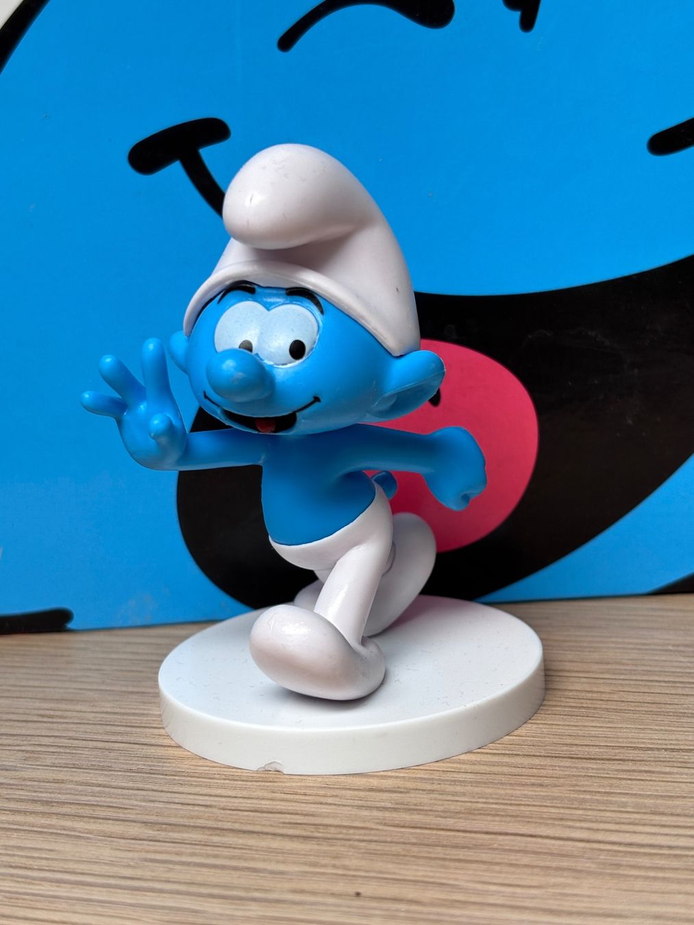 Statuette: Winkender Schlumpf auf Sockel / Peyo – Usato da Lyss venduto da Duckszone